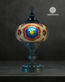 Lámpara de mesa turca decorativa artesanal con mosaico de cristal y detalles inspirados en la cultura oriental.