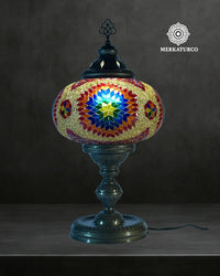 Lámpara de mesa turca decorativa artesanal con mosaico de cristal y detalles inspirados en la cultura oriental.