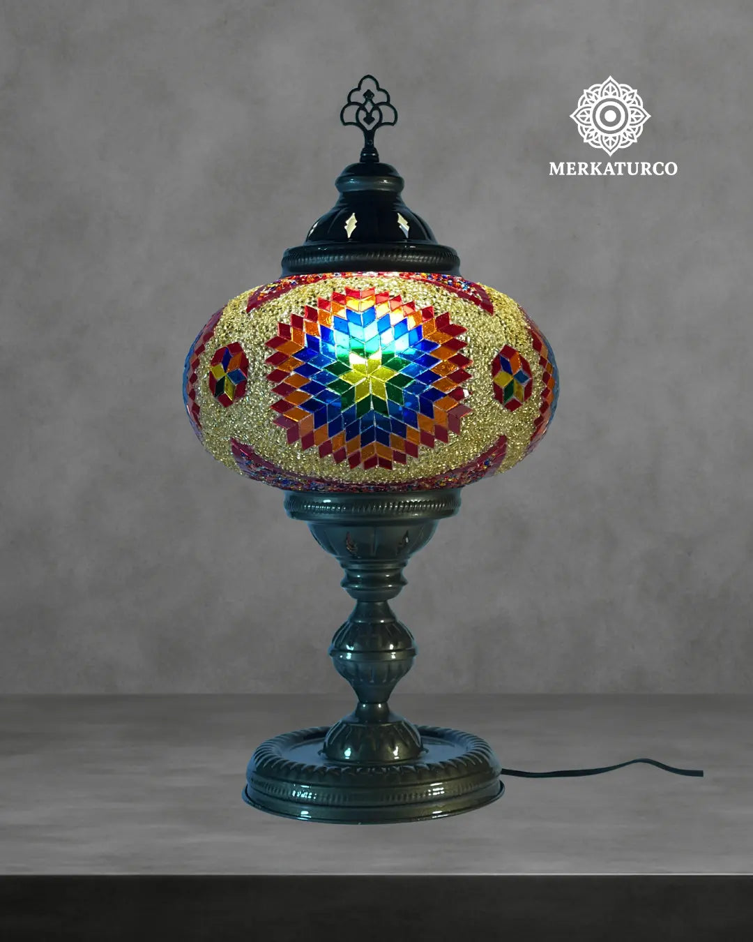 Lámpara turca de mesa modelo 3 encendida mostrando reflejos de luz a través del mosaico artesanal.