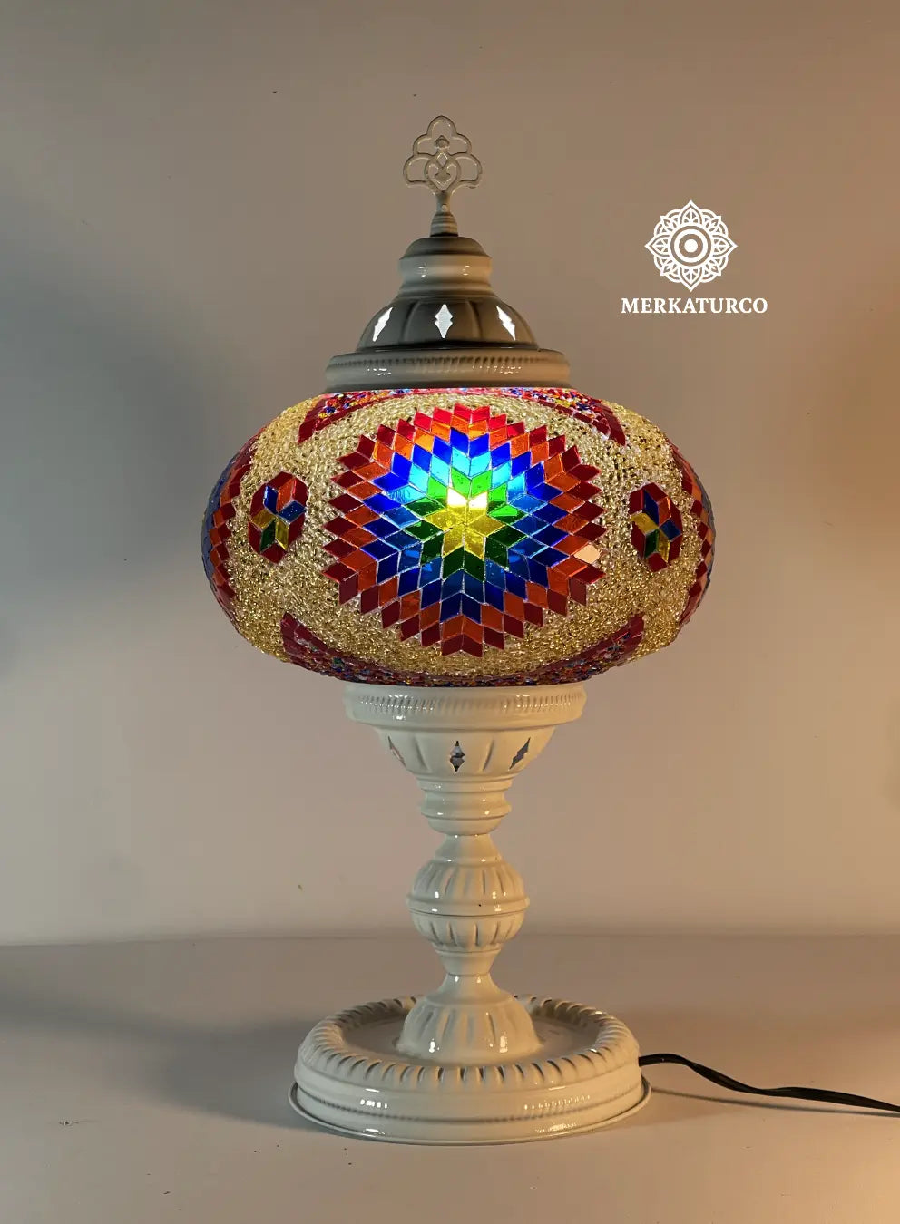 Lámpara de mesa turca con pantalla de mosaico artesanal y estructura metálica firme ideal para decoración oriental.