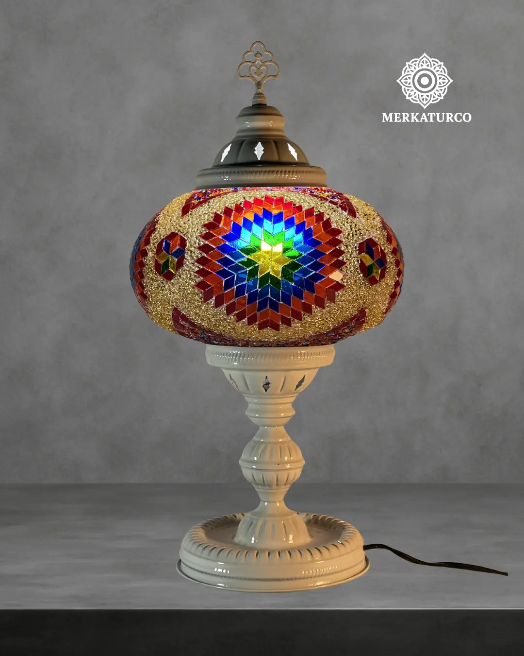 Lámpara turca artesanal modelo 3 estilo torre con diseño geométrico elaborado completamente a mano.