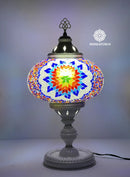 Detalle del mosaico artesanal en lámpara de mesa turca Torre 5 modelo 4, iluminación decorativa hecha a mano.