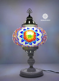 Detalle del mosaico artesanal en lámpara de mesa turca Torre 5 modelo 4, iluminación decorativa hecha a mano.