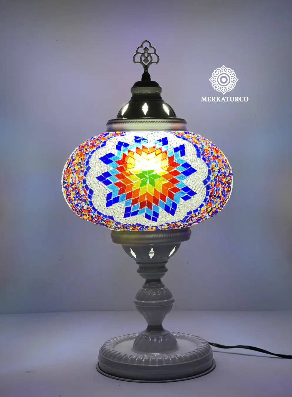 Detalle del mosaico artesanal en lámpara de mesa turca Torre 5 modelo 4, iluminación decorativa hecha a mano.