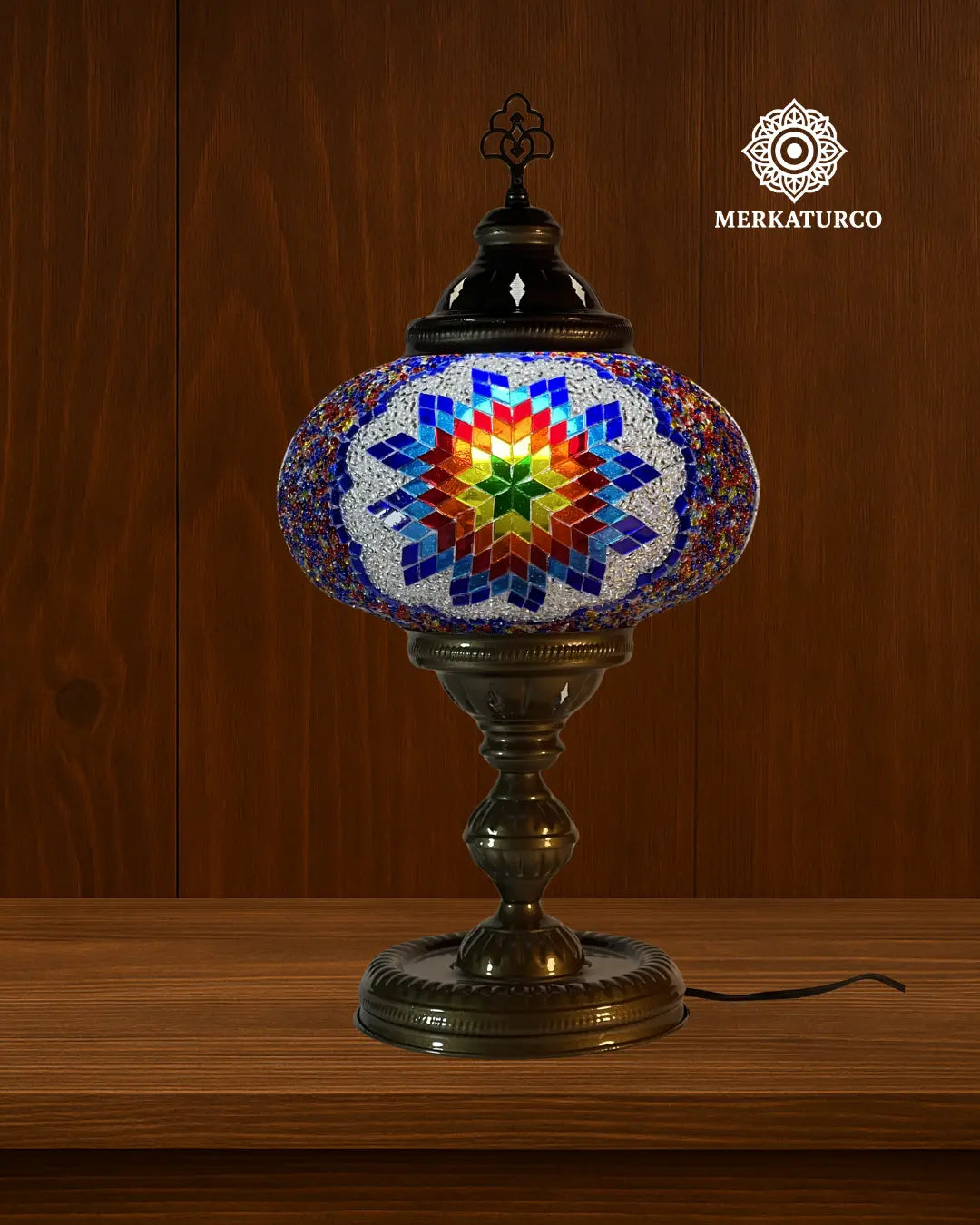 Lámpara turca de mesa modelo 4 encendida mostrando reflejos suaves a través del mosaico artesanal.