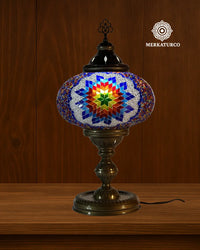 Lámpara turca de mesa modelo 4 encendida mostrando reflejos suaves a través del mosaico artesanal.