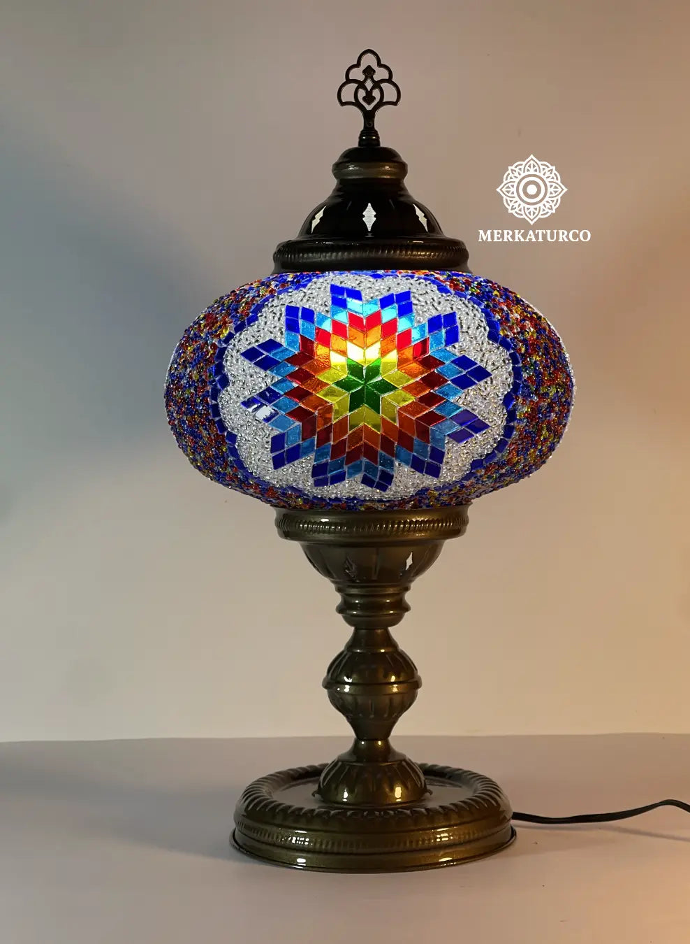 Lámpara turca artesanal modelo 4 estilo torre con diseño geométrico inspirado en arte otomano.