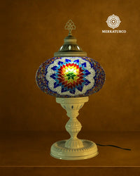 Lámpara de mesa turca con pantalla de mosaico artesanal y estructura metálica ideal para decoración oriental.