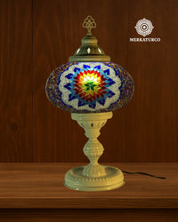 Lámpara de mesa turca artesanal Torre 5 modelo 4 con mosaico hecho a mano y base metálica trabajada de Merkaturco.
