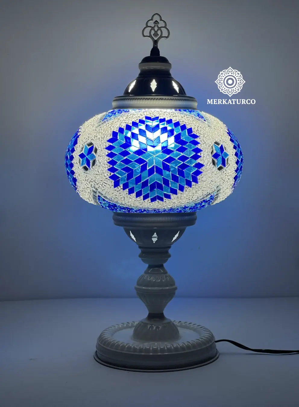 Detalle del mosaico artesanal de la lámpara turca de mesa Torre 5 modelo 5, iluminación decorativa elegante.