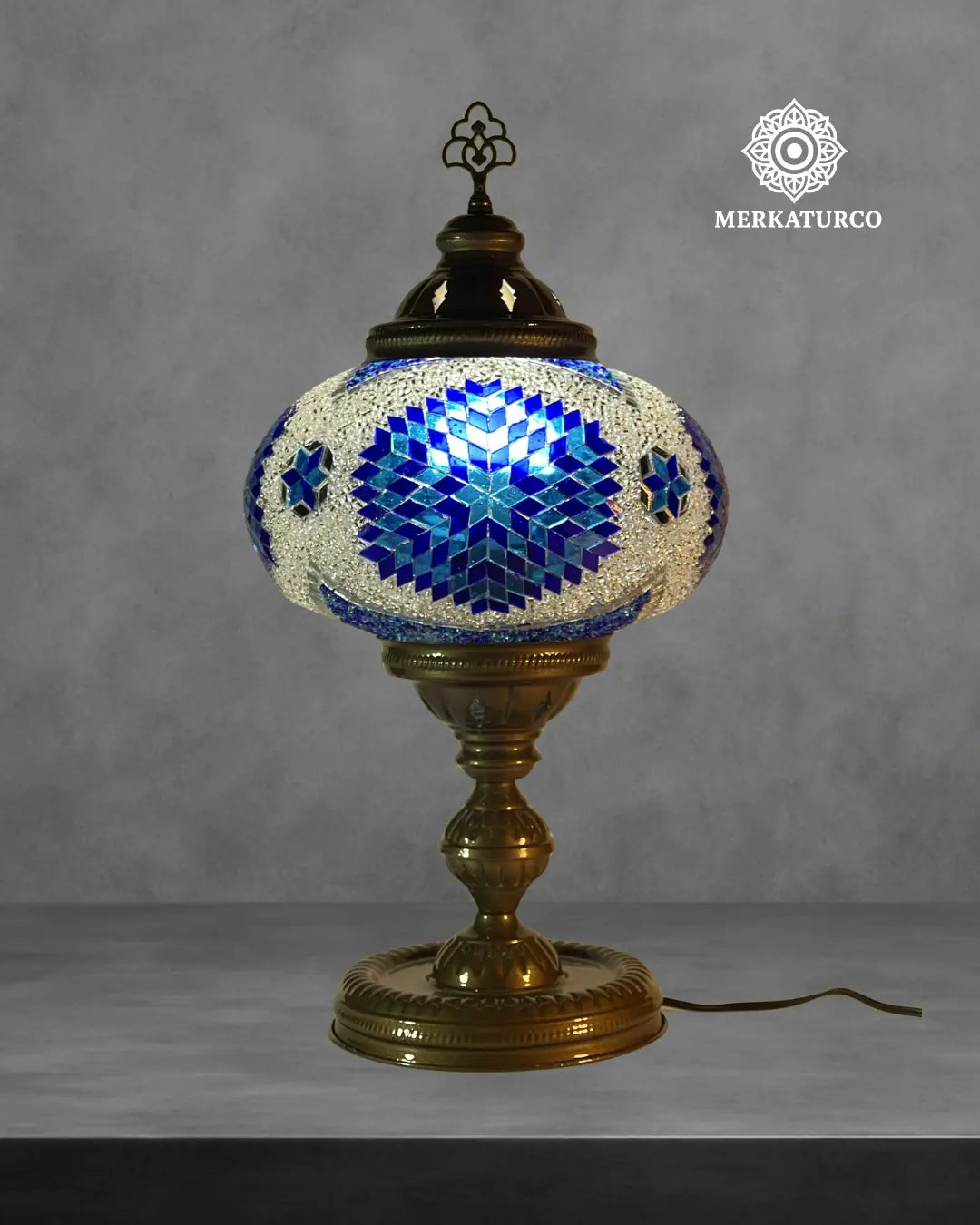 Lámpara de mesa turca con pantalla de mosaico artesanal y base metálica sólida ideal para decoración oriental.