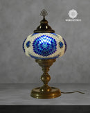 Lámpara de mesa turca con pantalla de mosaico artesanal y base metálica sólida ideal para decoración oriental.