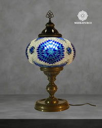 Lámpara de mesa turca con pantalla de mosaico artesanal y base metálica sólida ideal para decoración oriental.