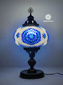 Lámpara de mesa turca decorativa artesanal con mosaico de cristal y detalles inspirados en arte oriental.