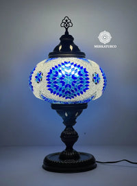 Lámpara de mesa turca decorativa artesanal con mosaico de cristal y detalles inspirados en arte oriental.