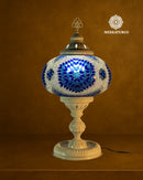 Lámpara turca de mesa modelo 5 encendida mostrando reflejos brillantes a través del mosaico artesanal.