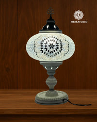 Lámpara de mesa turca artesanal Torre 5 con mosaico espejado y base metálica blanca de Merkaturco.