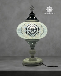 Lámpara turca de mesa blanca hecha a mano, diseño oriental con mosaico de cristal estilo torre exclusiva de Merkaturco.