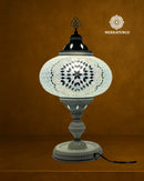 Lámpara turca artesanal decorativa con patrón geométrico en cristal, luz suave y estructura metálica sólida.
