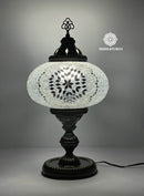 Detalle del mosaico artesanal de la lámpara turca de mesa Torre 5, luz decorativa elegante hecha a mano.