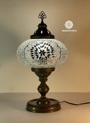 Lámpara de mesa turca en acabado bronce con mosaico artesanal, ideal para interiores cálidos y sofisticados.