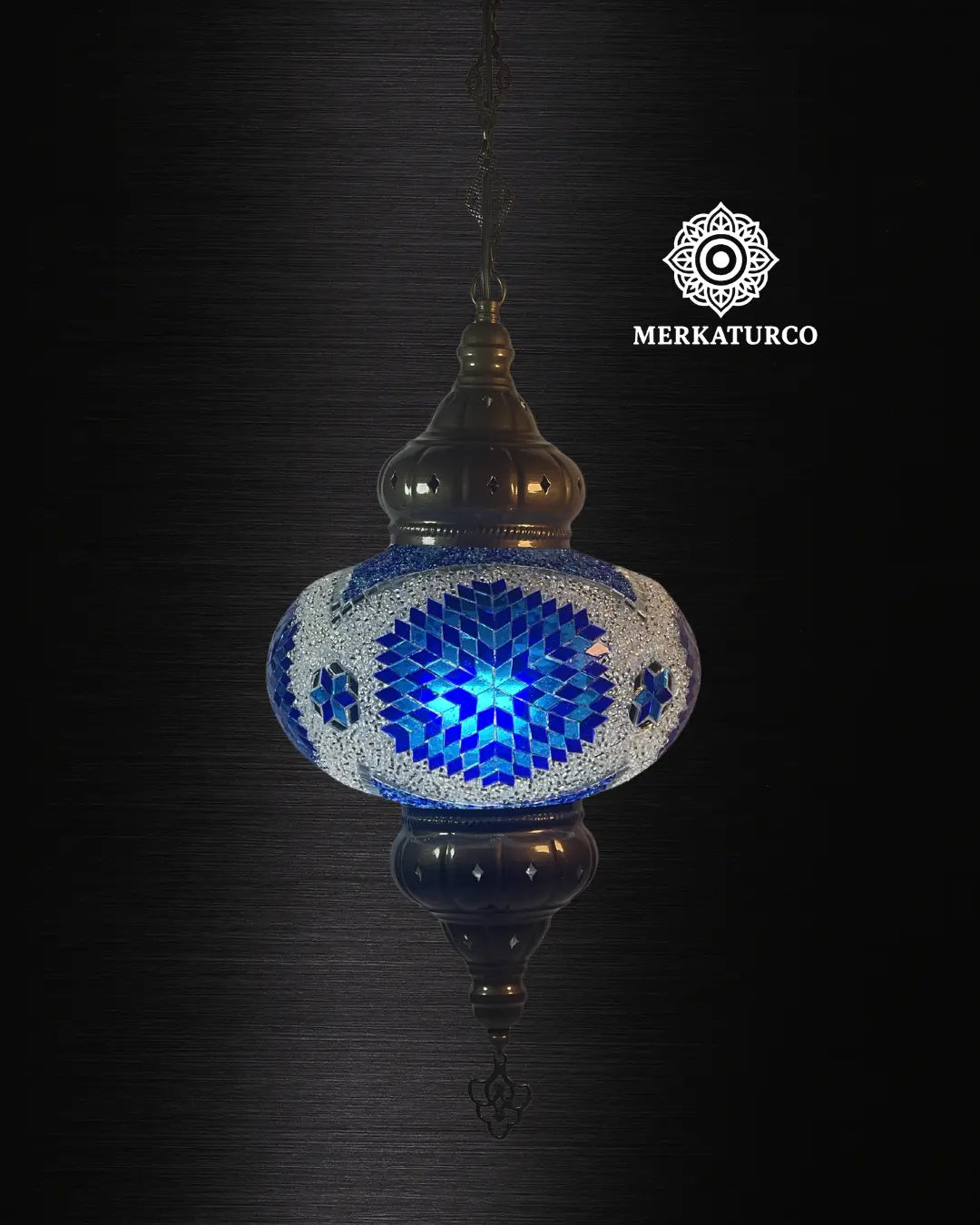 Lámpara colgante con estilo bohemio y encanto artesanal turco.  