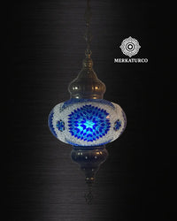 Lámpara colgante con estilo bohemio y encanto artesanal turco.  