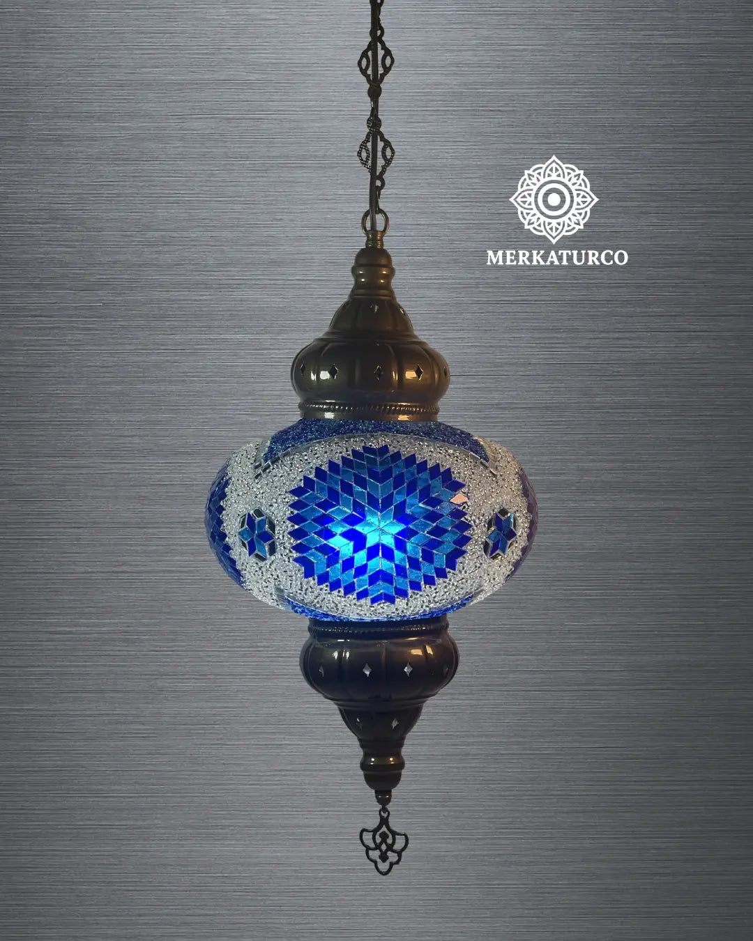 Lámpara de techo turca con diseño artesanal y acabado metálico.  