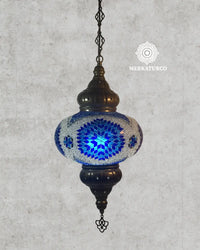 Lámpara colgante oriental con patrones geométricos vibrantes.  