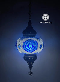 Lámpara de techo oriental con mosaicos color ámbar y dorado.  