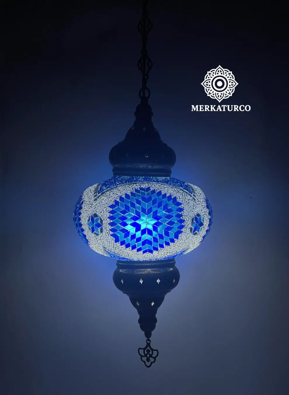 Lámpara de techo oriental con mosaicos color ámbar y dorado.  