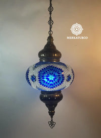 Lámpara artesanal turca que ilumina con calidez y elegancia.  