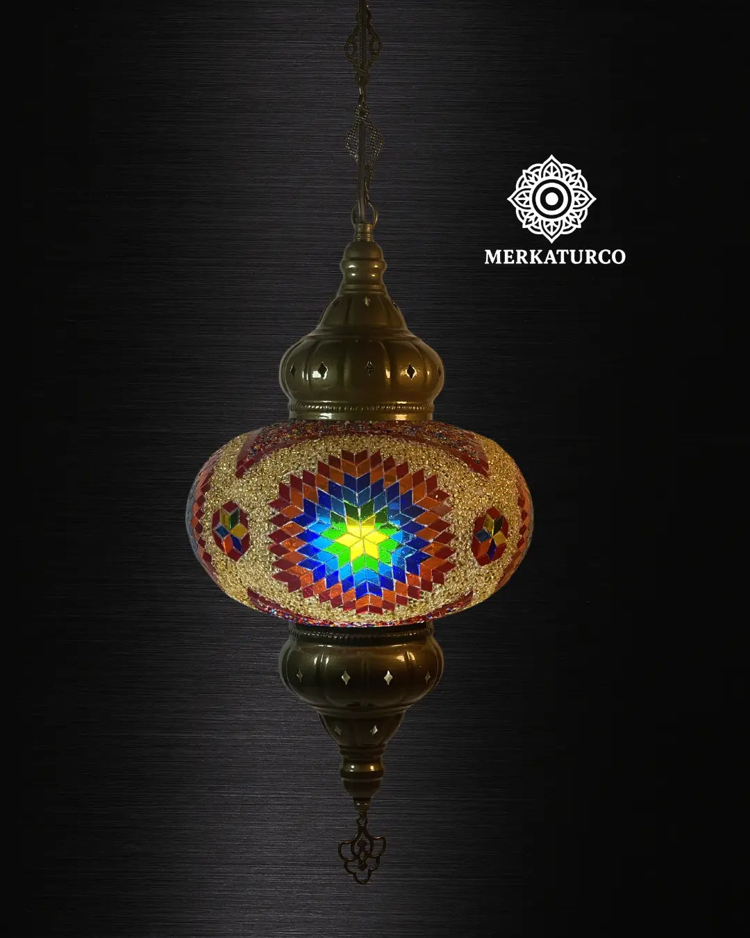 Lámpara de techo turca con estructura metálica y vidrio tallado.  