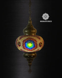 Lámpara de techo turca con estructura metálica y vidrio tallado.  