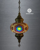 Lámpara colgante con luz suave para crear ambiente relajante.  