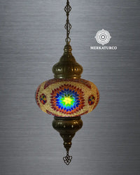 Lámpara colgante con luz suave para crear ambiente relajante.  