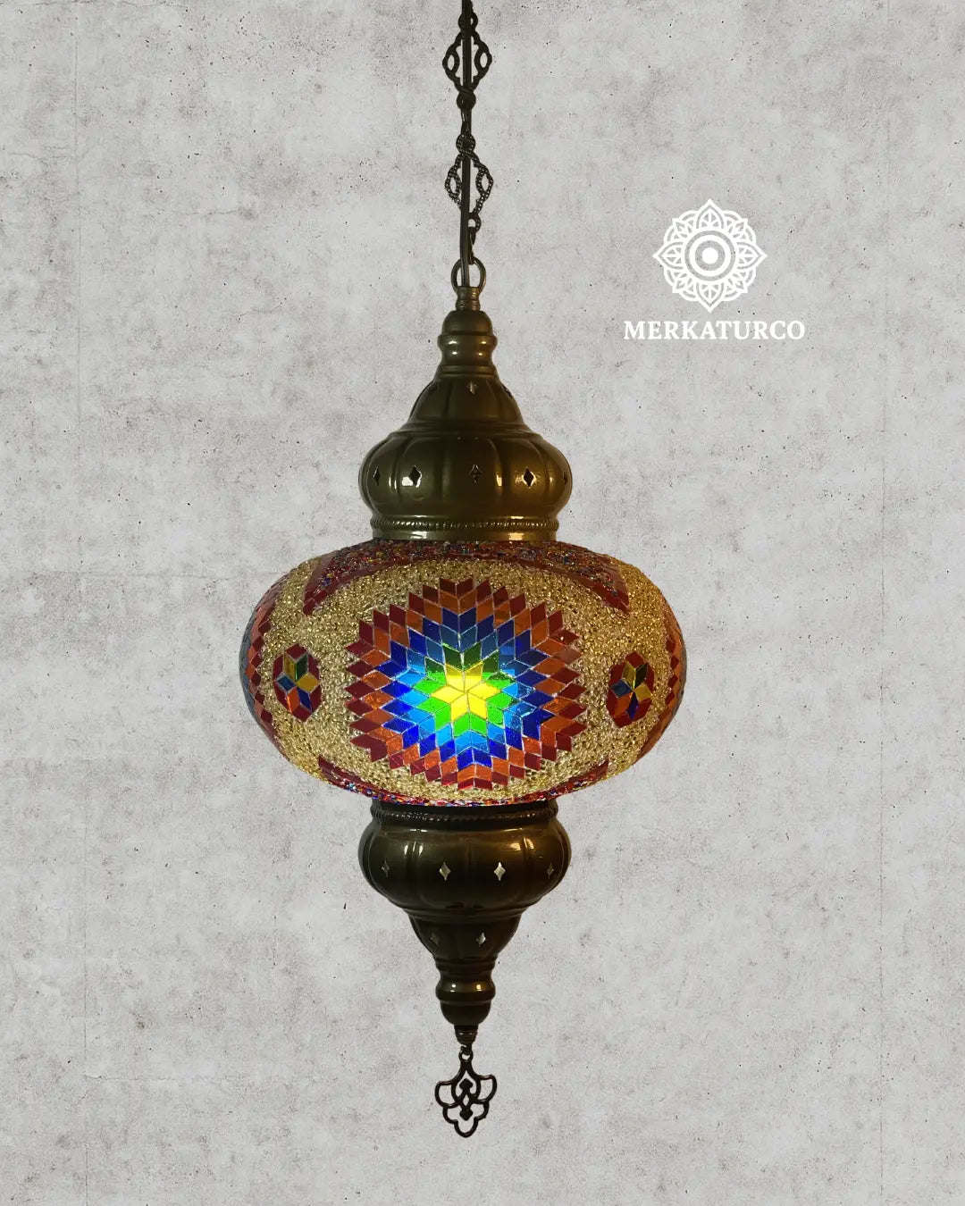 Lámpara de techo de estilo turco hecha a mano por artesanos.  