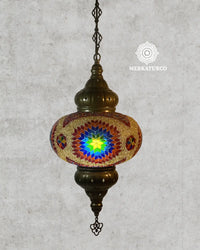 Lámpara de techo de estilo turco hecha a mano por artesanos.  