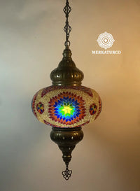 Lámpara turca colgante con acabado antiguo y estilo oriental.  