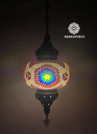 Lámpara de techo artesanal con diseño inspirado en Anatolia.  