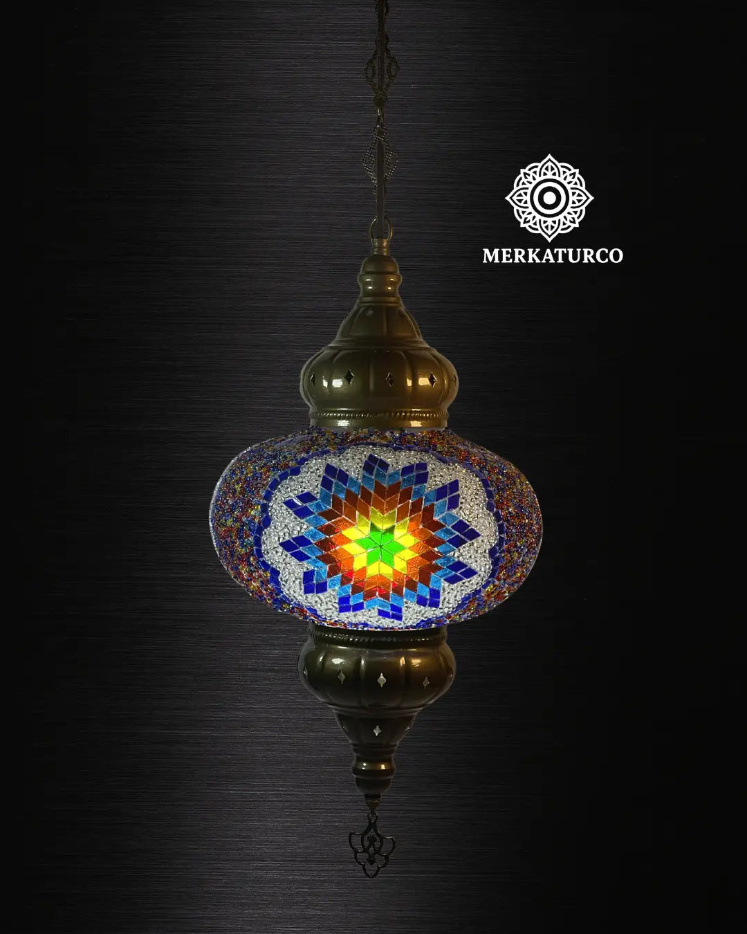 Lámpara de techo turca que proyecta luz cálida y acogedora.  
