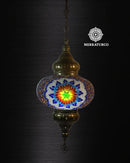 Lámpara de techo turca que proyecta luz cálida y acogedora.  