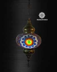 Lámpara de techo turca que proyecta luz cálida y acogedora.  