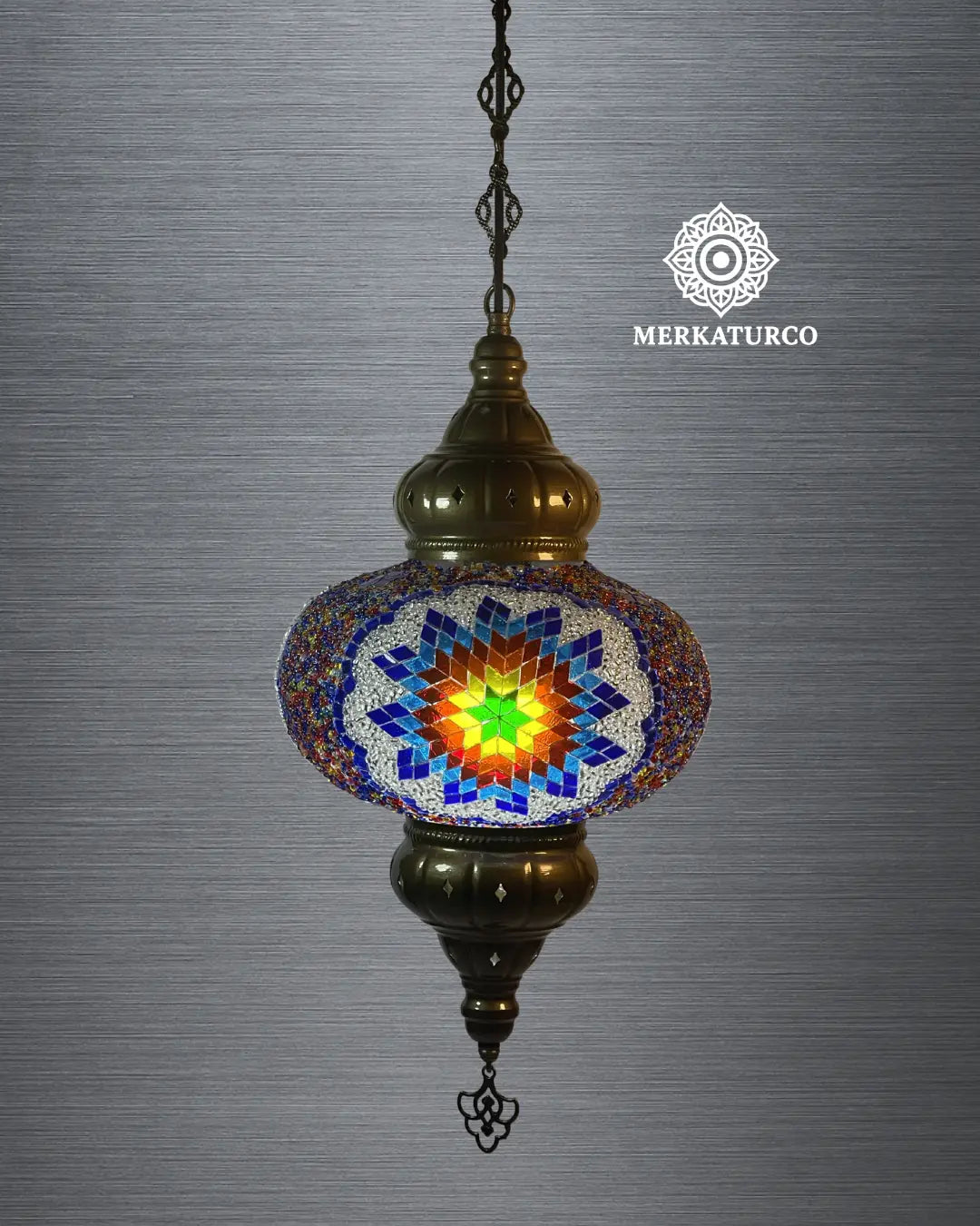 Lámpara colgante artesanal que combina tradición y modernidad.  