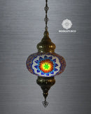 Lámpara colgante artesanal que combina tradición y modernidad.  