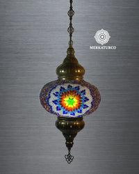 Lámpara colgante artesanal que combina tradición y modernidad.  