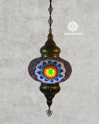 Lámpara de techo turca con diseño clásico y encanto exótico.  