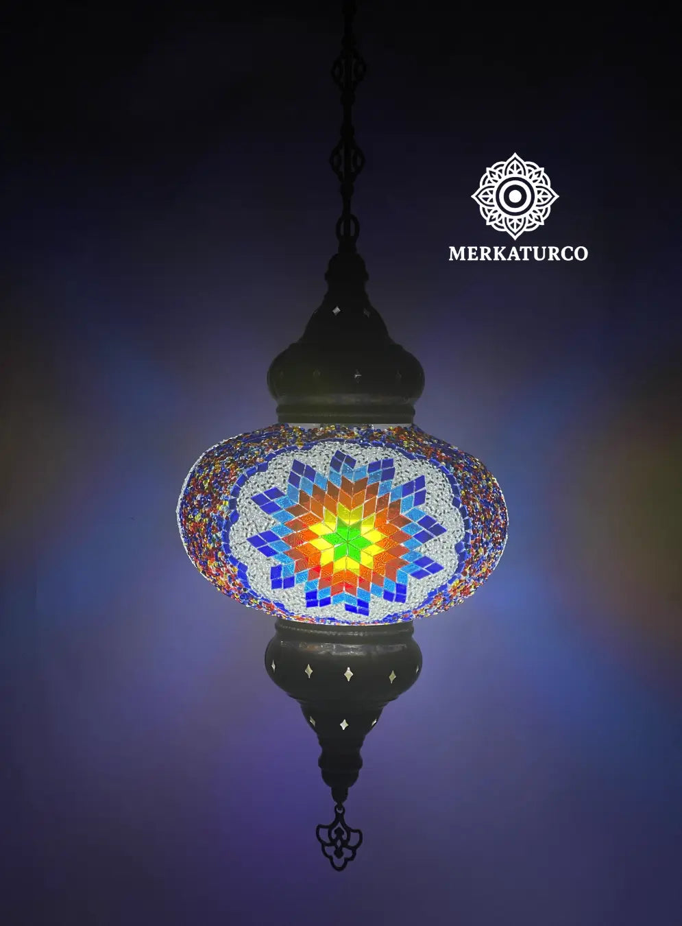 Lámpara de techo oriental con detalles geométricos brillantes.  