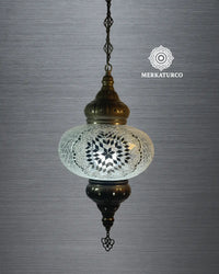 Lámpara turca colgante con cristales brillantes y estilo bohemio.  