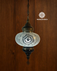 Lámpara colgante con patrón de mosaico turco multicolor.  